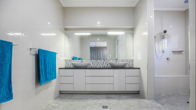 white-bathroom-interior-1-1-1-1-1.jpg